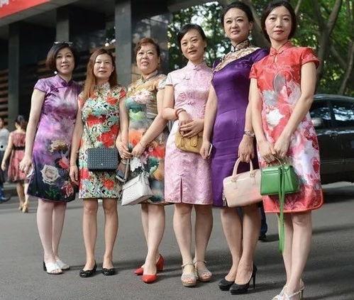 成人礼抱妈妈原视频,儿子深情拥抱妈妈的感人瞬间