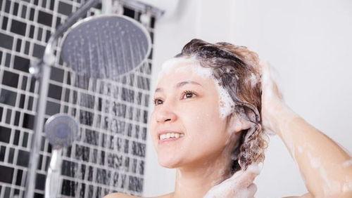 成人仰头洗头好吗视频,成人护理新体验，轻松洗发新姿势