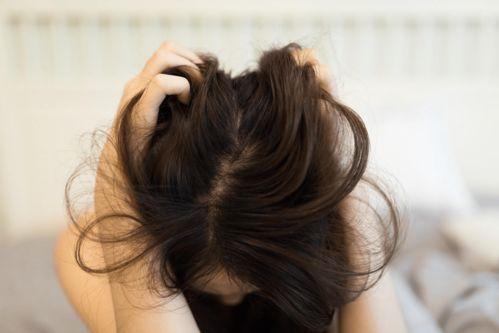成人仰头洗头好吗视频,成人护理新体验,轻松洗发新姿势